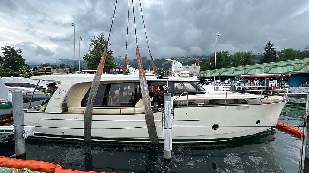 Eine Bergungsfirma und Taucher der Kantonspolizei Schwyz konnten das in Altendorf gesunkene Boot bergen.