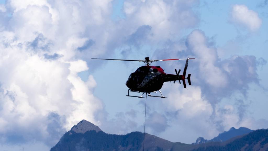 Ein Helikopter der Air Zermatt im Einsatz. (Symbolbild)
