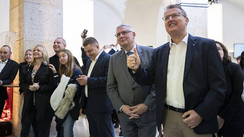 SVP-Nationalräte Thomas Burgherr (rechts) und Andreas Glarner freuen sich in Aarau über den Wahlerfolg.