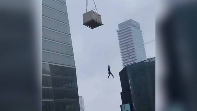Kran-Tölpel verheddert sich in Seil und wird über 25 Stockwerke in die Luft gezogen