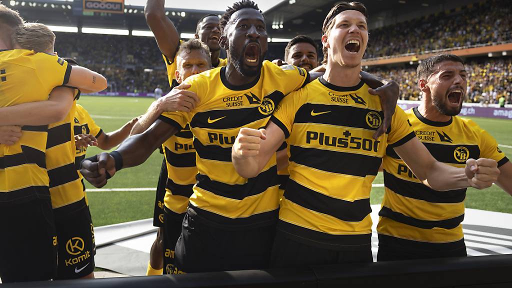 Die Young Boys feiern Cedric Ittens Siegtreffer in der siebten Minute der Nachspielzeit