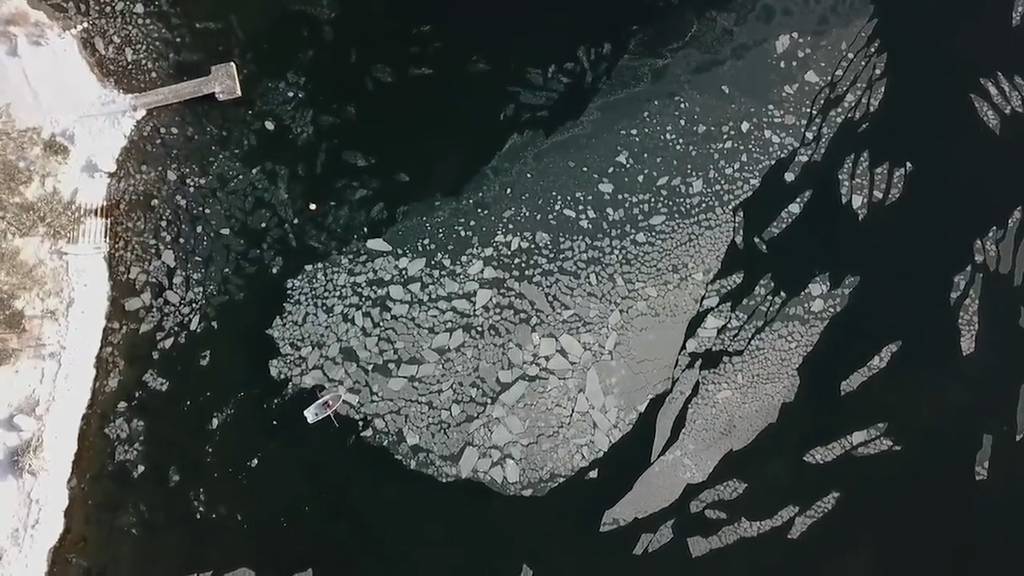 Finnland: Ruderboot gegen Eisscholle