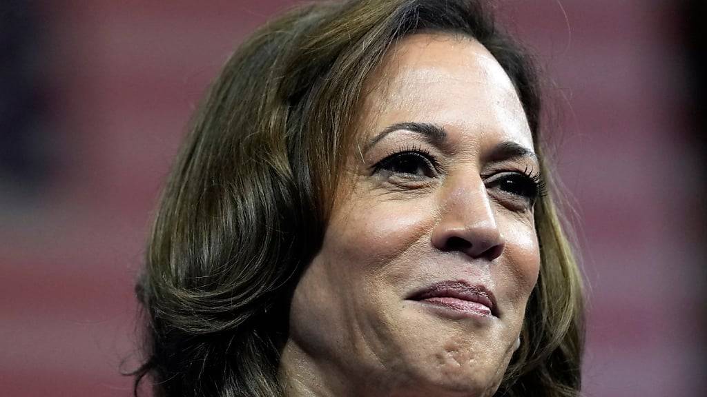 ARCHIV - Die demokratische Präsidentschaftskandidatin Kamala Harris hört zu, als ihr Vizekandidat, der Gouverneur von Minnesota, Walz, bei einer Wahlkampfveranstaltung spricht. Foto: Matt Rourke/AP/dpa