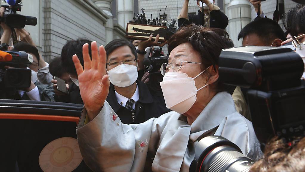 Lee Yong Soo (M), eine von 15 Überlebenden von der südkoreanischen Regierung anerkannten ehemaligen «Trostfrauen», die während des Krieges zur Arbeit in Japans Militärbordellen gezwungen wurden, spricht zu der der Presse. Foto: Ahn Young-Joon/AP/dpa