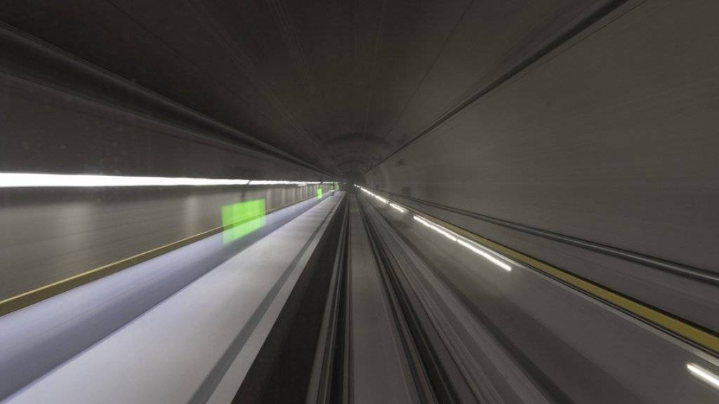 Die grosse Mehrheit der Schweizer Bevölkerung findet die Kosten von 12,2 Milliarden Franken für den neuen Gotthard-Basistunnel in Ordnung. (Archivbild)