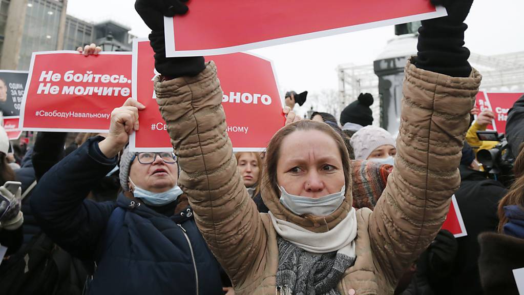 Frauen halten Plakate, auf denen geschrieben steht «Freiheit für Nawalny!» (r) und «Habt keine Angst. Seid nicht still» während einer Demonstration gegen die Inhaftierung des Oppositionsführers Nawalny.