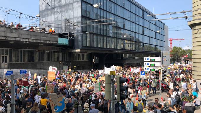 Volle Strassen in Bern: Tausende Menschen ziehen fürs Klima durch die Stadt