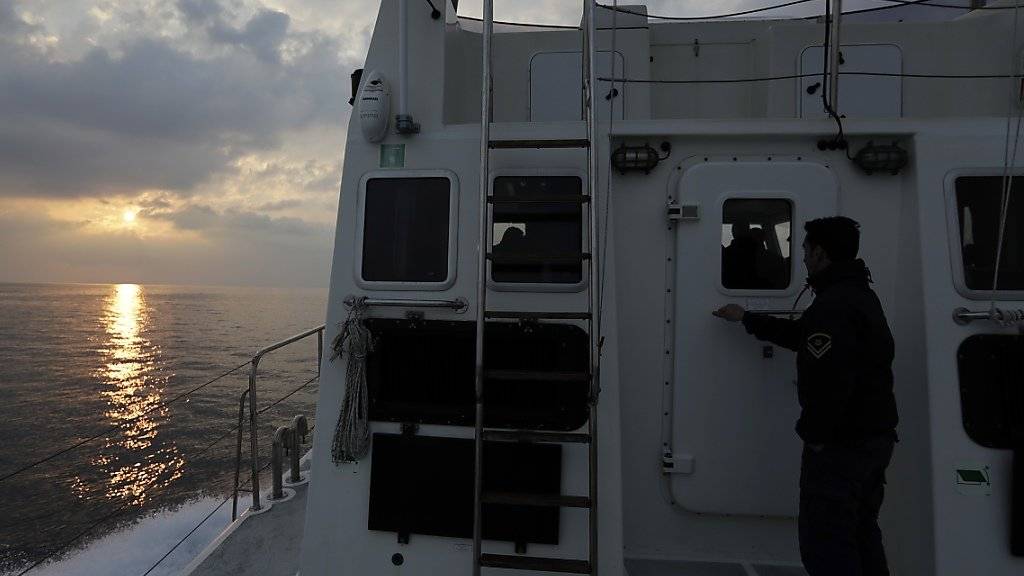 Griechische Küstenwächter halten Ausschau nach Bootsflüchtlingen - im Mittelmeer wurden am Wochenende über 3000 Menschen gerettet.