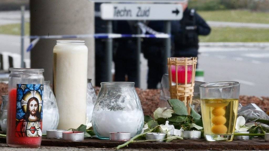 Blumen und Kerzen erinnern an den Anschlag am Airport Zaventem: Der Brüsseler Flughafen wird am Dienstag einem Test unterzogen.