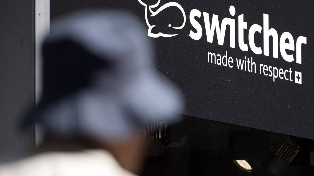 Le logo Switcher photographie sur la vitrine d'un magasin d'habit Switcher ce mardi 17 mai 2016 a Lausanne. L'entreprise textile vaudoise Switcher est au plus mal. Basee au Mont-sur-Lausanne, elle ne recoit plus de marchandises et les salaires d'avril de la quarantaine d'employes n'ont pas ete payes. (KEYSTONE/Laurent Gillieron)