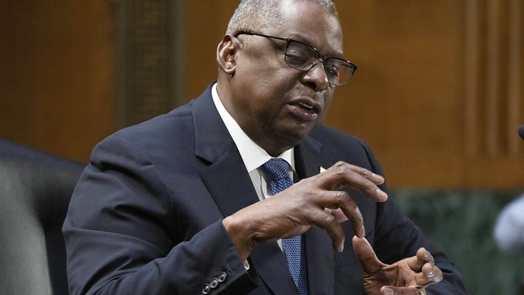 Lloyd Austin, Verteidigungsminister der USA, sagt zur Hilfe für Israel und die Ukraine auf dem Capitol Hill aus. Foto: Manuel Balce Ceneta/AP/dpa