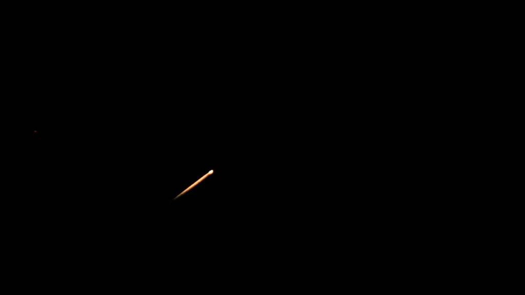 Eine vom Iran auf Israel gerichtete Flugkörper ist am Himmel über der Stadt Jerusalem im Westjordanland zu sehen. Foto: Jamal Awad/dpa