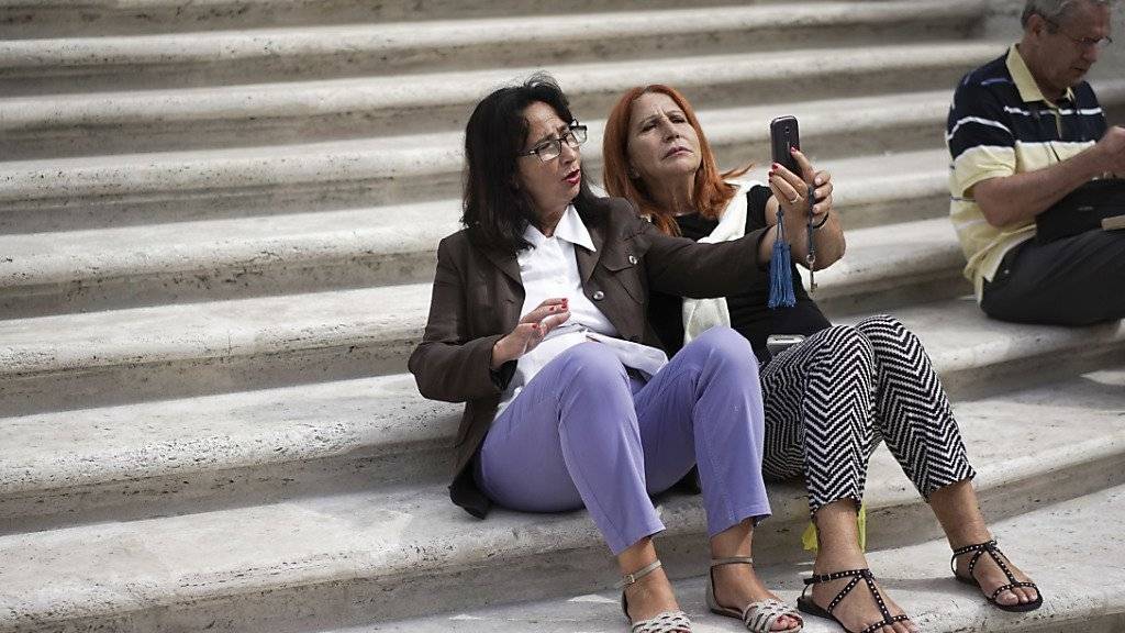 Selfie auf der Spanischen Treppe in Rom. Picknicks hingegen sollen verboten sein. (Archiv)
