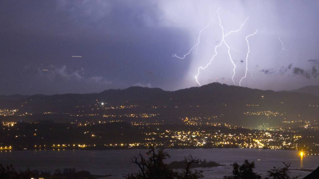 Studie: Blitze könnten zur Entstehung von Leben beigetragen haben