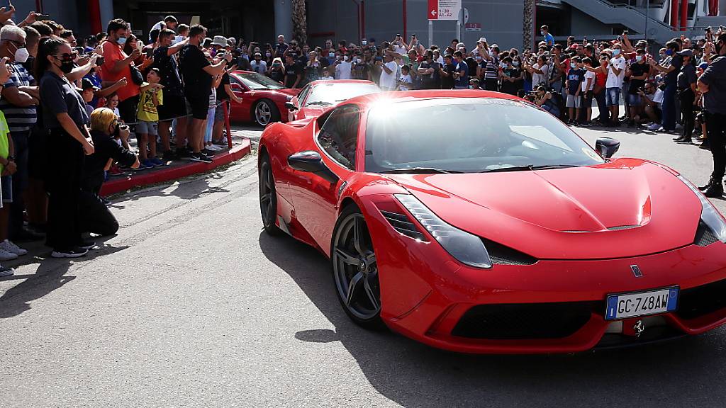 Die luxuriösen Sportwagen von Ferrari finden vor allem in den USA und in Asien reissenden Absatz und lässt die Kassen der Italiener klingeln.(Archivbild)