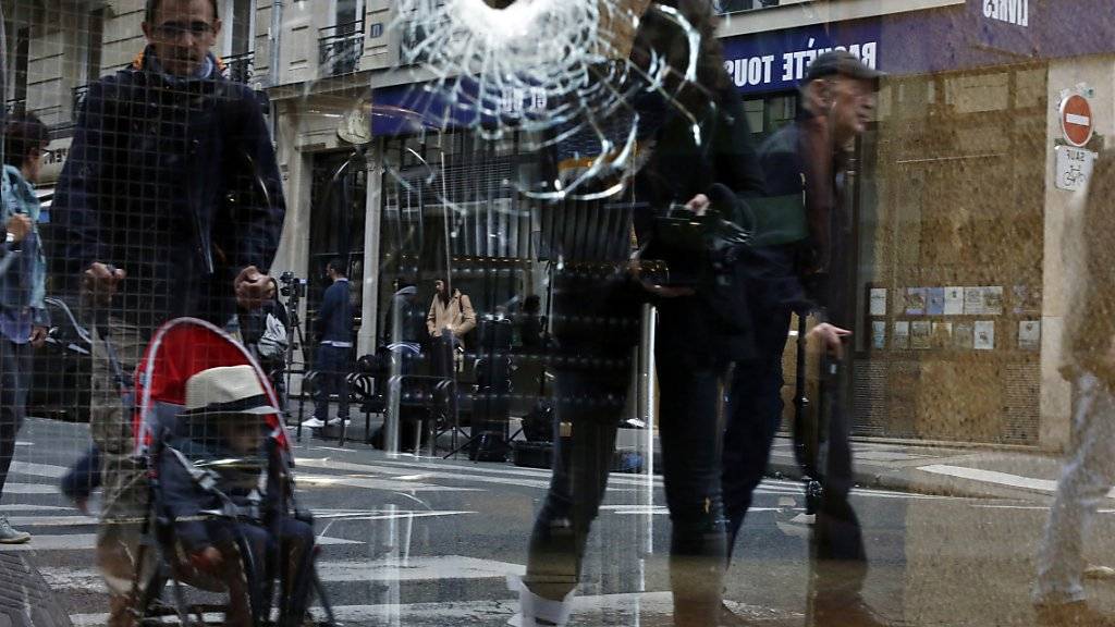 Einschussloch in einem Schaufenster in Paris, wo die Polizei am vergangenen Sonntag einen Messerangreifer erschossen hat. (Archivbild)