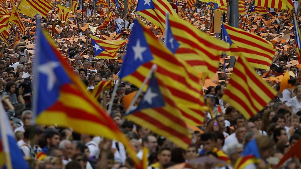 Kataloniens Regierung hält an ihrem Unabhängigkeitskurs von Spanien fest - im Bild Massendemonstration in Barcelona mit katalanischen Unabhängigkeitsflaggen (Archiv)