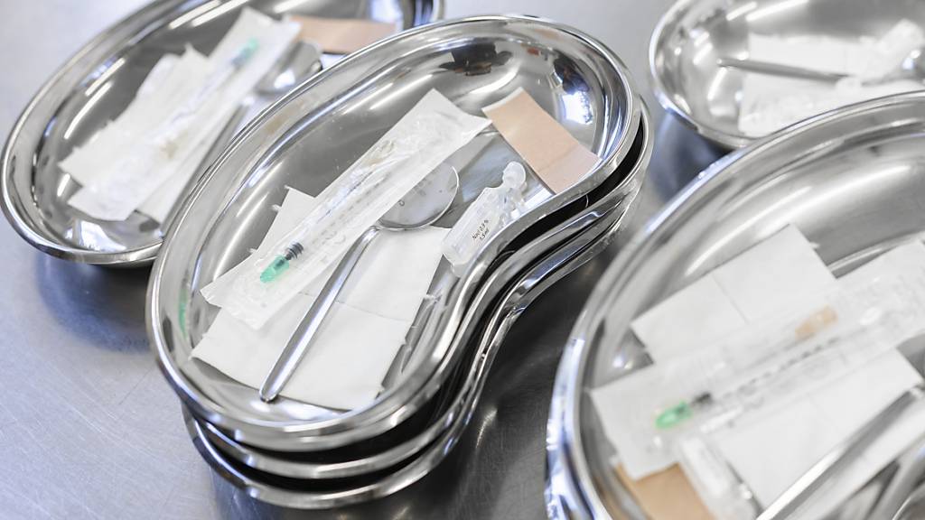 Set mit Spritzen und anderem «Drogenbesteck» in einem Konsumraum für Drogenabhängige, so wie einer in Chur geplant ist. (Symbolbild)