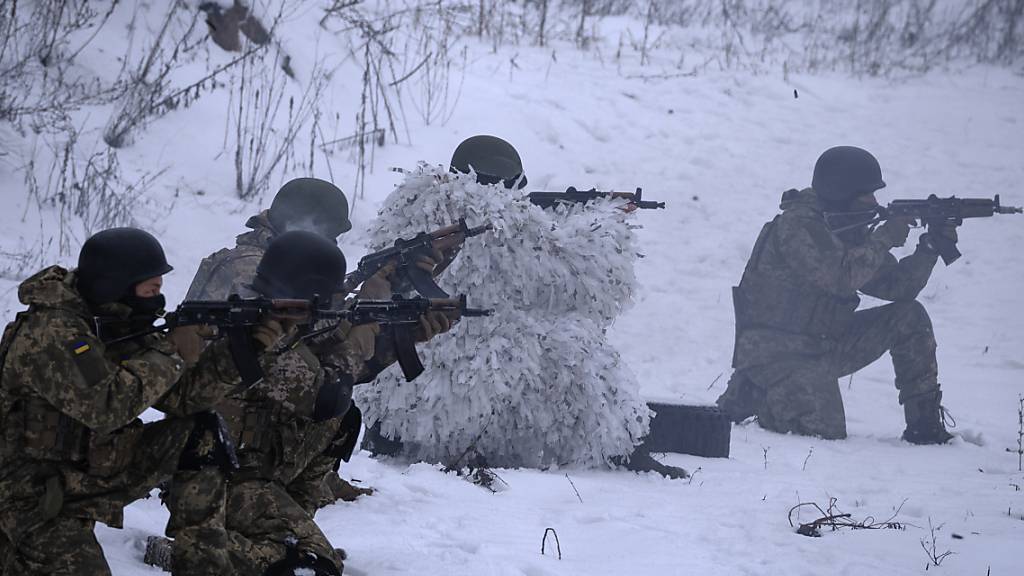 Militärische Übung bei Kiew. Foto: Efrem Lukatsky/AP/dpa