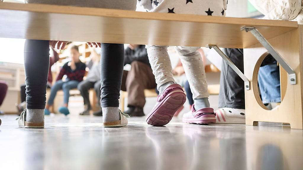 Blick in ein Basler Schulzimmer: In Goldau SZ beginnen so viele Menschen eine Lehrerausbildung wie noch nie. (Archivaufnahme)