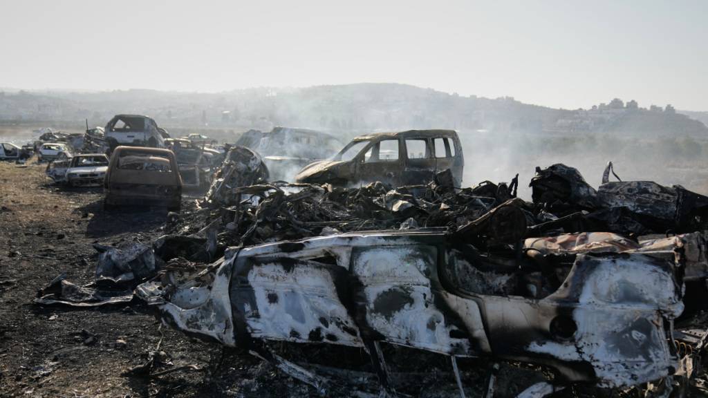 ARCHIV - Rauch steigt von verbrannten Autos auf einem Schrottplatz auf, den israelische Siedler in der Nacht zuvor in der Stadt Hawara nahe Nablus im Westjordanland angezündet haben. Foto: Nasser Nasser/AP/dpa