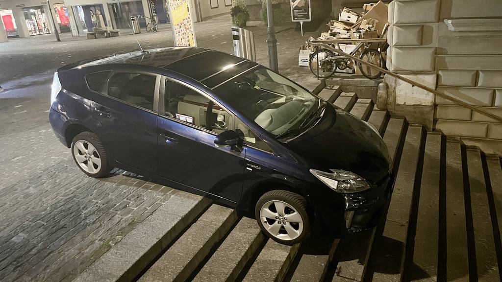 20-Jähriger verirrt sich mit Auto auf Luzerner Rathaustreppe