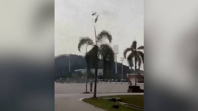 Militärhelikopter prallen in Malaysia zusammen – zehn Tote