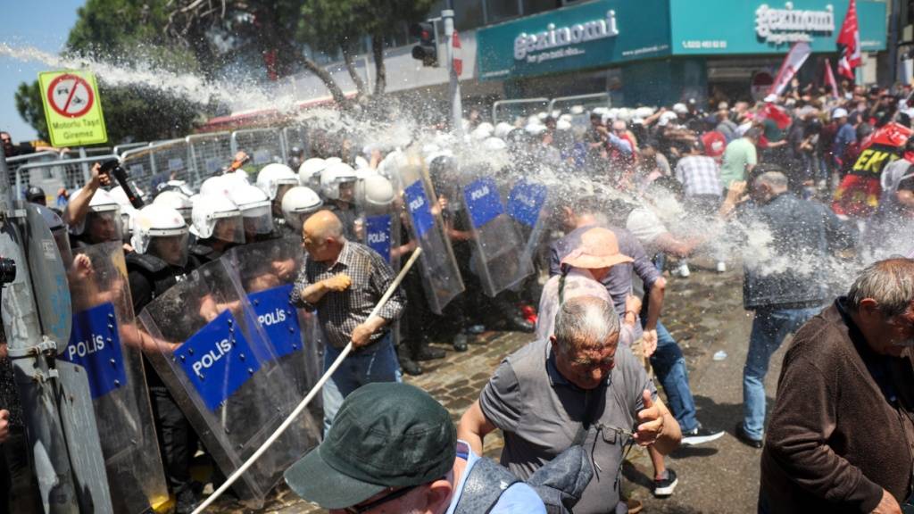 dpatopbilder - Die Polizei setzt Wasserwerfer ein, um Anhänger der größten türkischen Oppositionspartei, der Republikanischen Volkspartei (CHP), während einer Kundgebung zur Unterstützung des abgesetzten Parteivorsitzenden Özgür Özel zu vertreiben. Foto: Erdem Sahin/AP/dpa