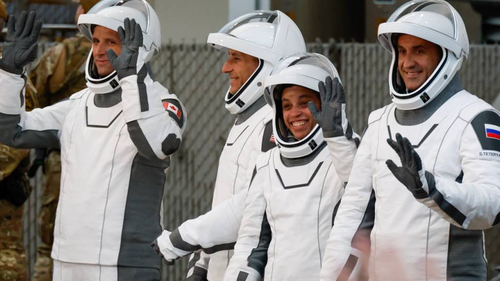 Die Astronauten Joshua Kutryk (l-r) aus Kanada, Pilot Luke Delaney, Kommandantin Jessica Watkins und der russische Kosmonaut Sergey Teteryatnikov verlassen das «Operations and Checkout Building» im Kennedy Space Center in Cape Canaveral. Foto: Terry Renna/AP/dpa