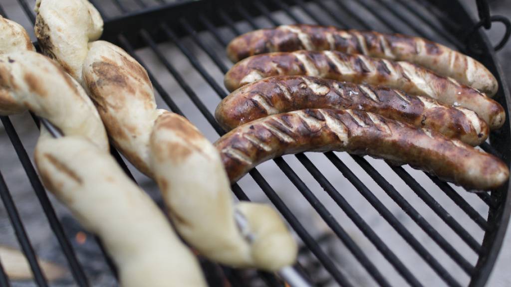 Ein junger Mann hat sich beim Grillieren lebensbedrohliche Verbrennungen zugezogen. (Themenbild)