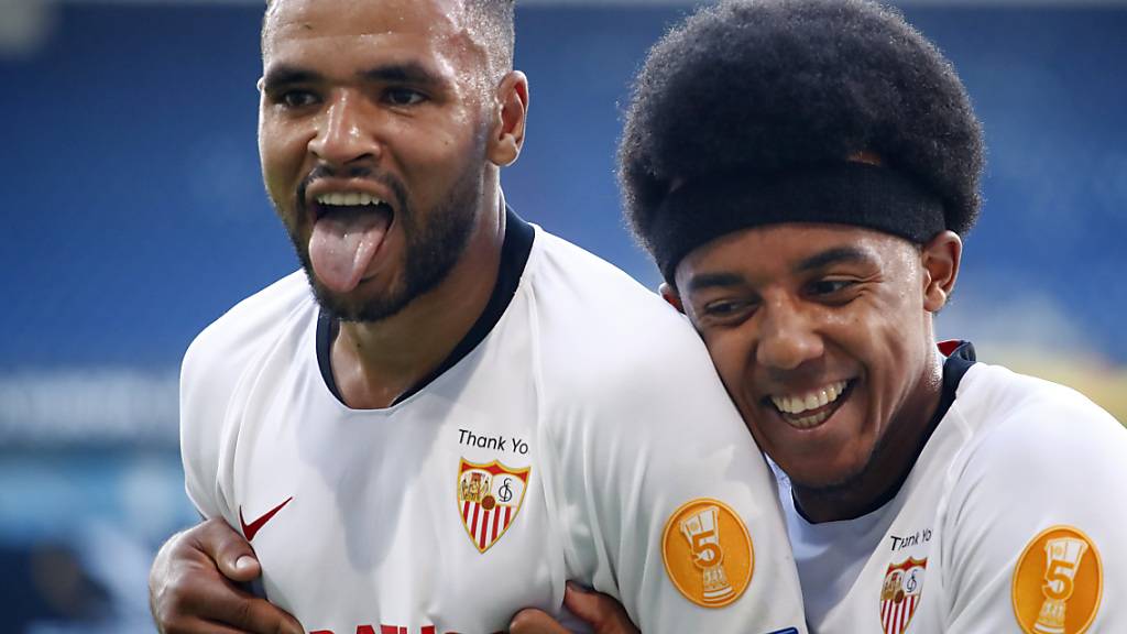 Jubel beim FC Sevilla in Duisburg: Youssef En Nesyri (links) und Jules Koundé