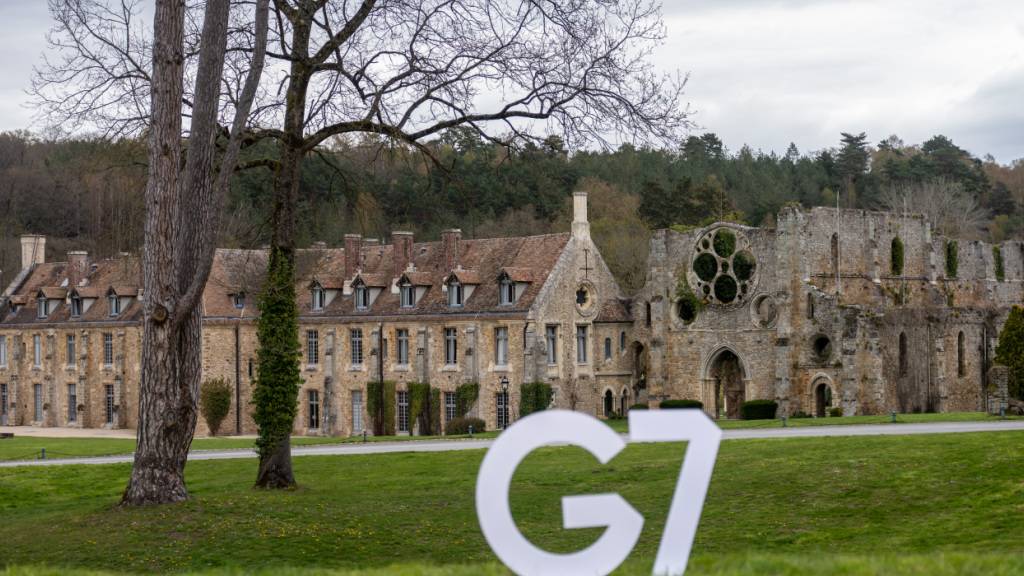 Die Abbaye des Vaux de Cernay, wo das G7 Außenminister-Treffen stattfindet. Foto: Michael Kappeler/dpa
