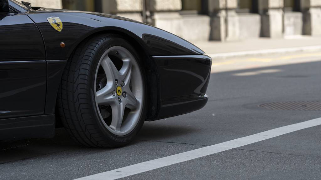 Fussballheld im Ferrari schikaniert anderen Autofahrer auf Zürcher Autobahn