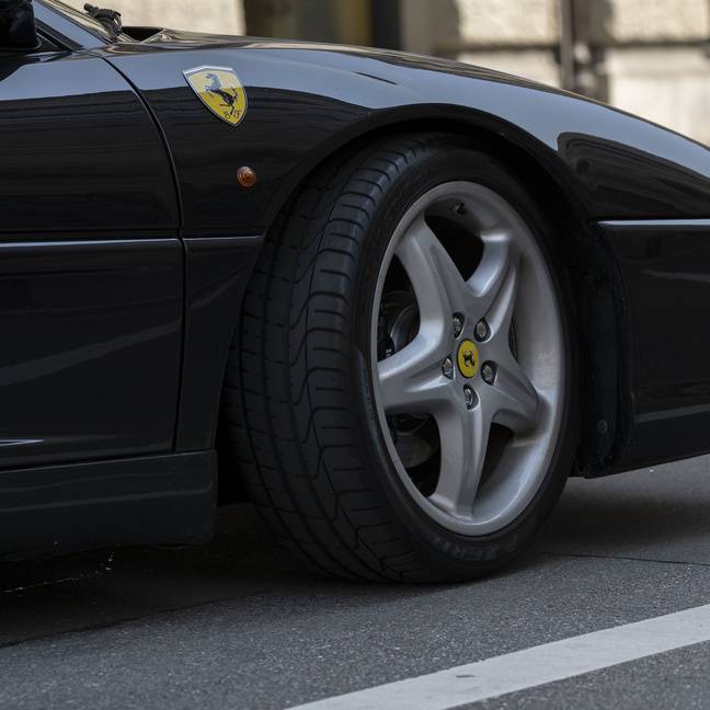 Fussballheld im Ferrari schikaniert anderen Autofahrer auf Zürcher Autobahn