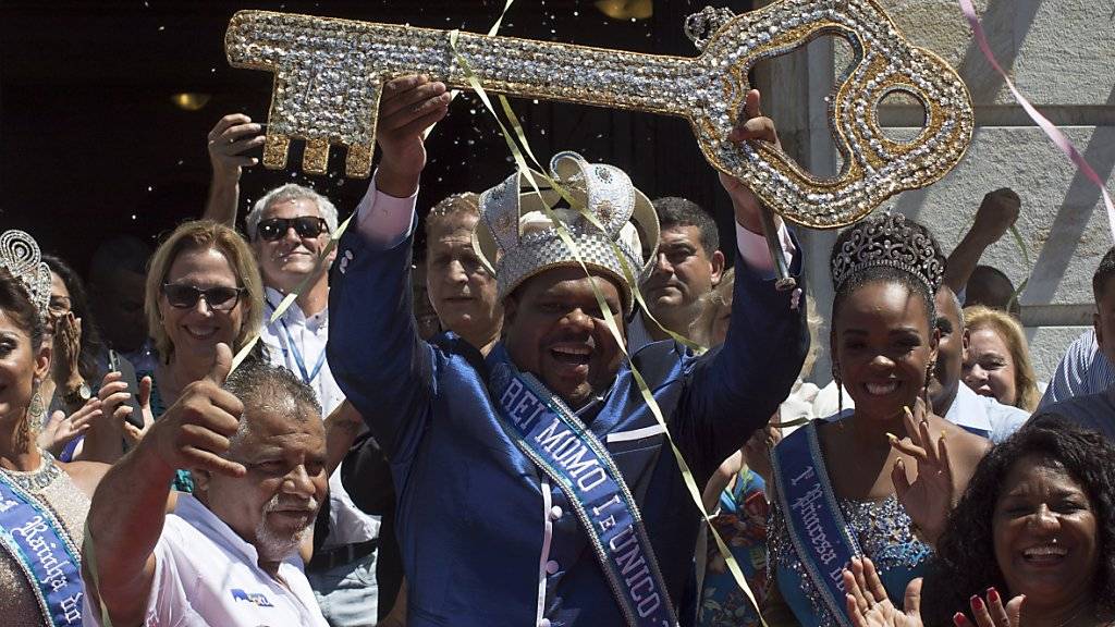Bürgermeister Marcelo Crivella übergab König Momo symbolisch den Stadtschlüssel im berühmten Samba-Tempel im Zentrum Rios.