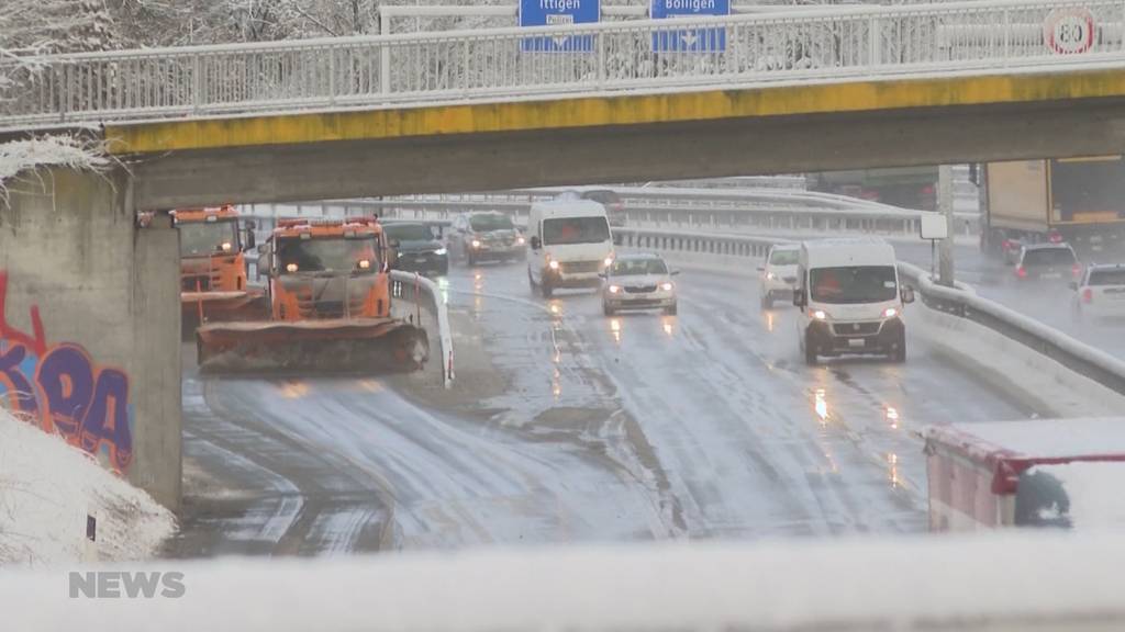 Wintereinbruch in der Region Bern sorgt für Unfälle und Schneeräumungsarbeiten