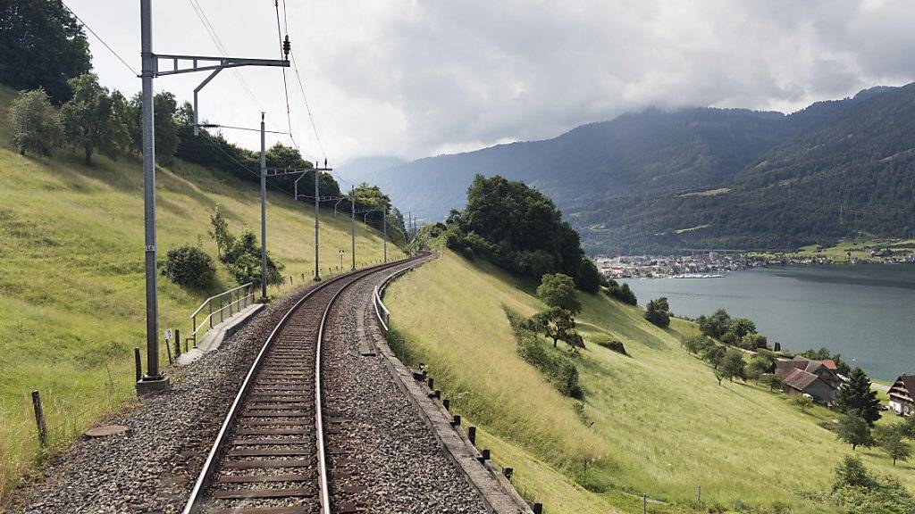 Die Bahnstrecke am östlichen Zugersee-Ufer wird ausgebaut und saniert und deswegen für eineinhalb Jahre gesperrt. Die Reisezeit zwischen der Deutschschweiz und dem Tessin verlängert sich um bis zu 15 Minuten. (Archivbild)