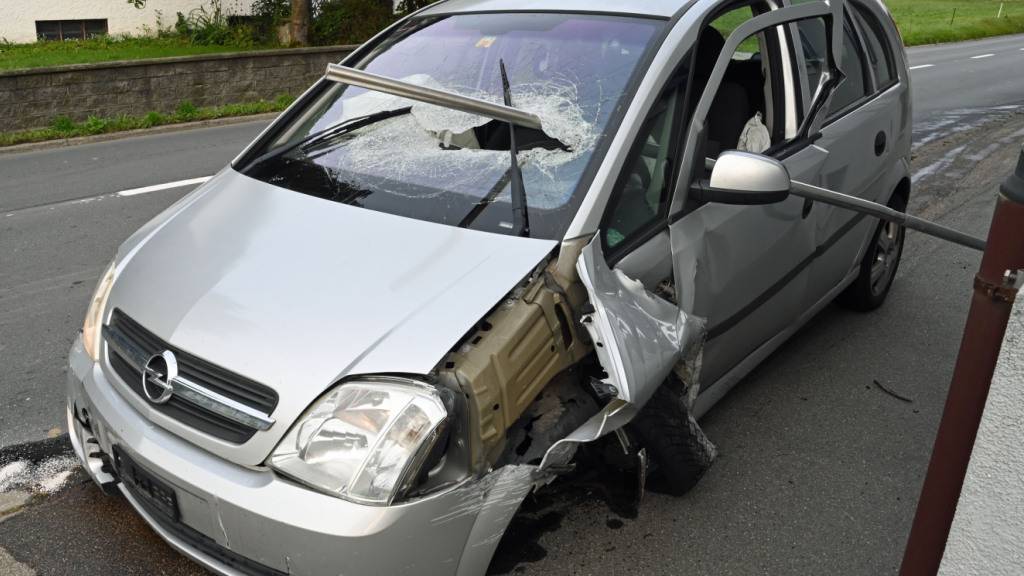 Bei einem Unfall in Menznau wurde die Frontscheibe eines Autos mit einer Stahlstange durchbohrt.