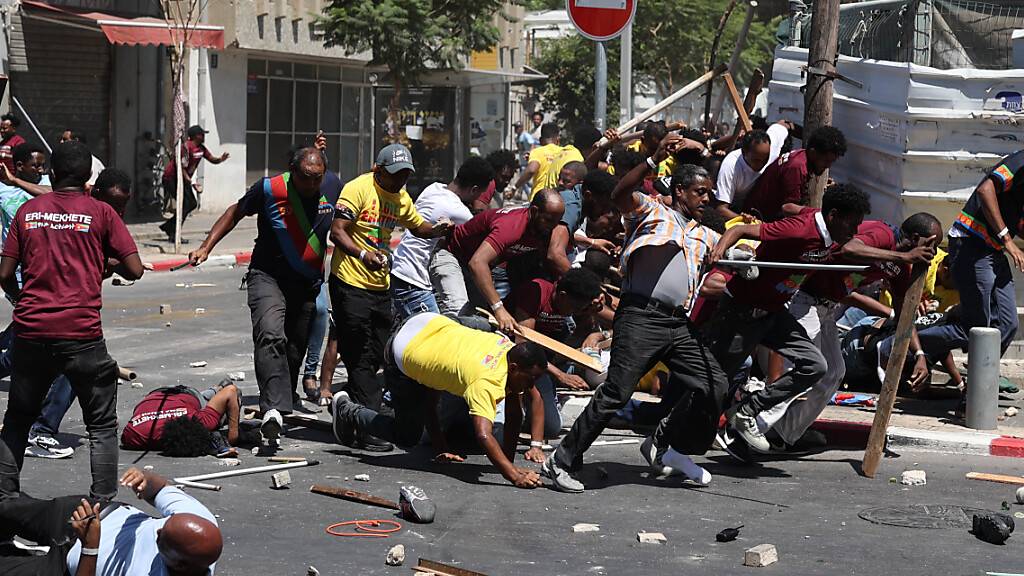 dpatopbilder - Eritreische Asylbewerber stoßen bei einer Demonstration in Tel Aviv im Vorfeld einer von der eritreischen Botschaft geplanten Veranstaltung mit der Polizei zusammen. Foto: Ilia Yefimovich/dpa