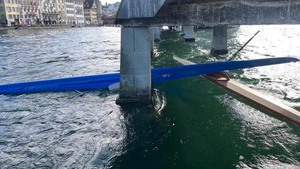 Zwei kollidierte Ruderboote trieben am Freitagmorgen in der Stadt Luzern vom See her in Richtung Reusswehr. Unter der Kapellbrücke blieben die Boote stecken.