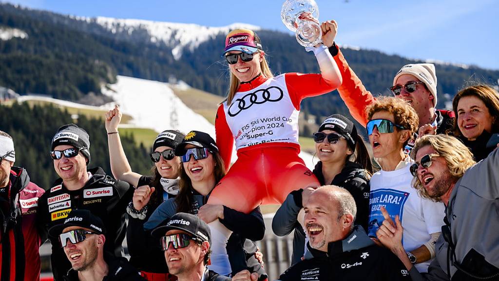 Lara Gut-Behrami lässt sich inmitten des Swiss-Ski-Frauenteams feiern