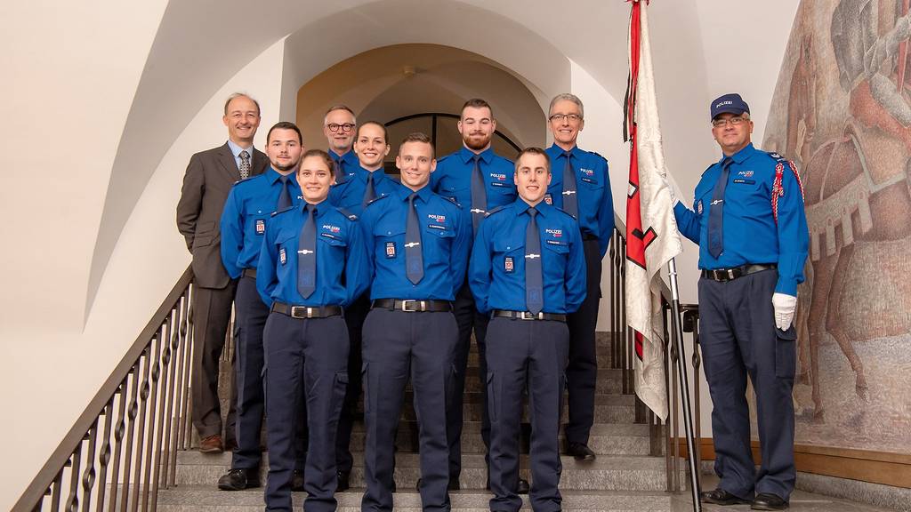 Stadtpräsident Urs Marti mit den neuen Polizisten und den Ausbildungsverantwortlichen.