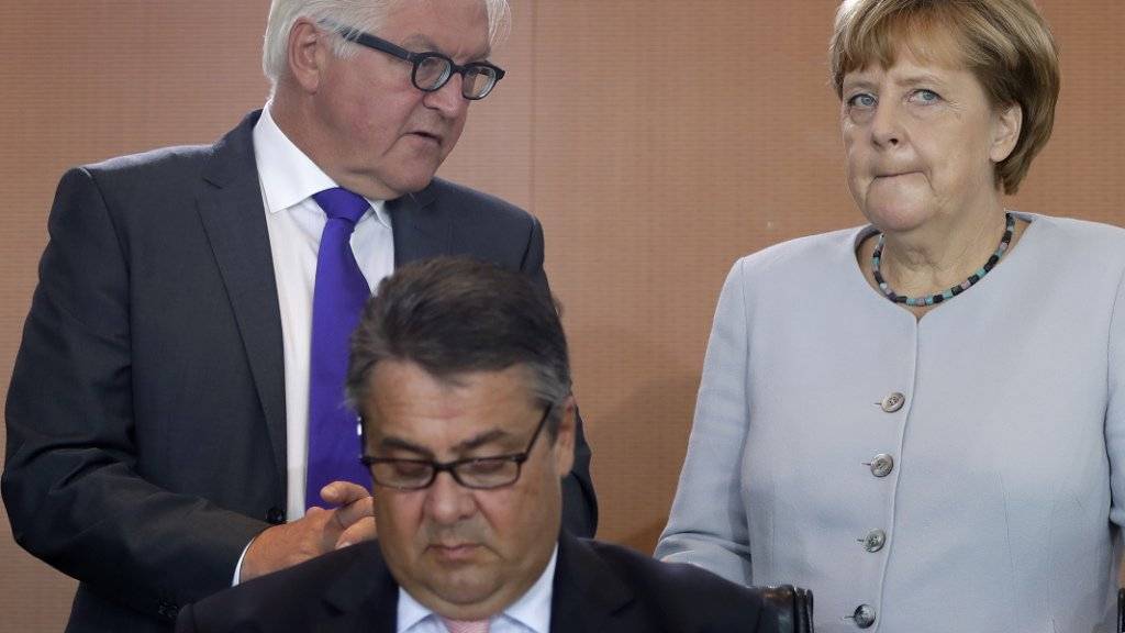 Die kandidierende Kanzlerin im Rücken: Wird der SPD-Vorsitzende Sigmar Gabriel (vorne) Angela Merkel herausfordern? (Archivbild)