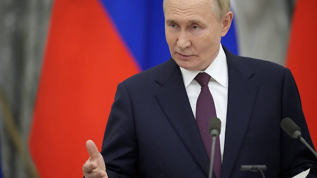 Der russische Präsident Wladimir Putin während einer gemeinsamen Pressekonferenz mit dem ungarischen Ministerpräsidenten Viktor Orban. Foto: Alexander Zemlianichenko/AP/dpa