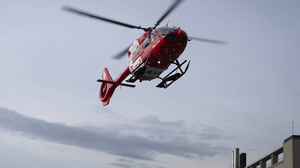 Ein Rettungshelikopter flog das verletzte Mädchen ins Spital. (Archivbild)