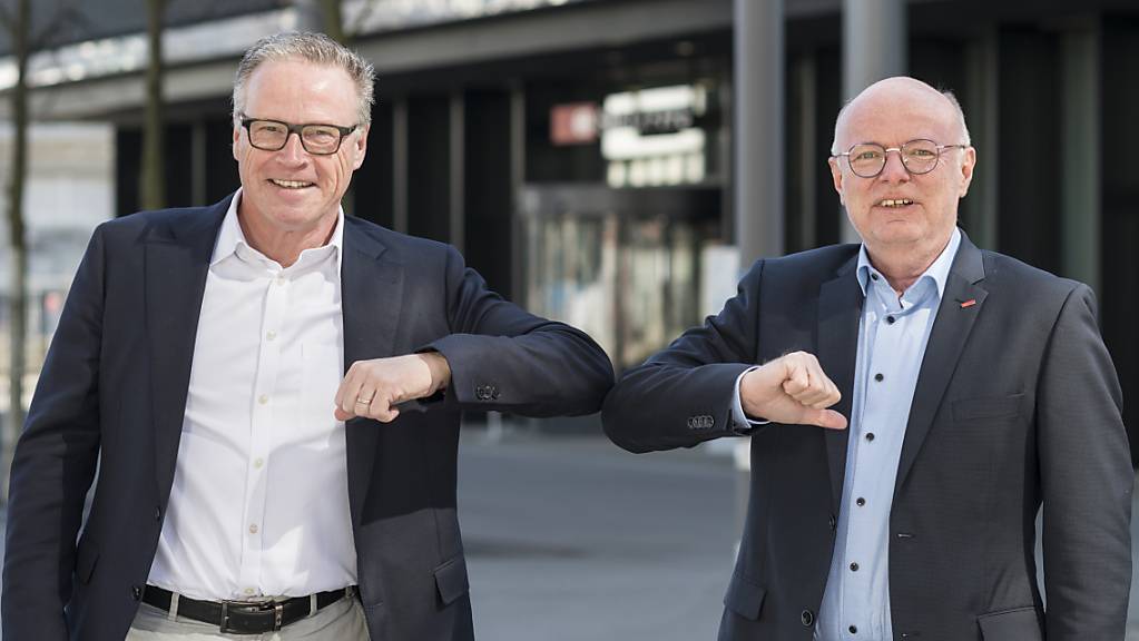 Der alte und der neue SBB-Chef, Andreas Meyer (links) und Vincent Ducrot, verdienten im vergangenen Jahr zusammen 1,586 Millionen Franken. (Archivbild)