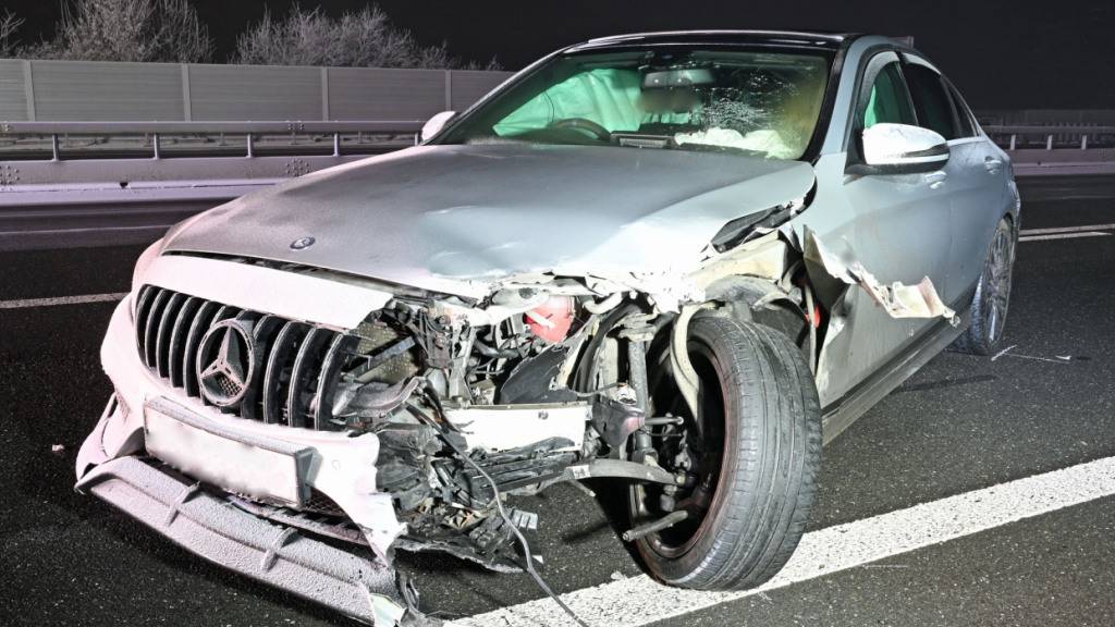 Beim Unfall auf der A2 in Rothenburg verletzte sich der Autofahrer und musste hospitalisiert werden.