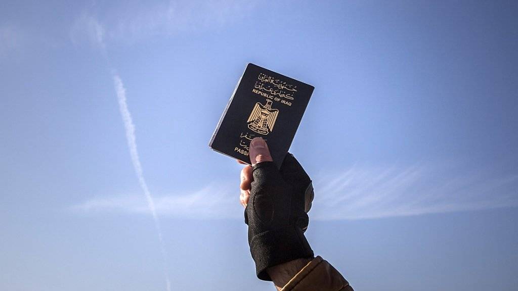 Flüchtling mit irakischem Pass: In Syrien, Libyen und im Irak hat die Terrormiliz IS offenbar zehntausende Pässe erbeutet. (Symbolbild)