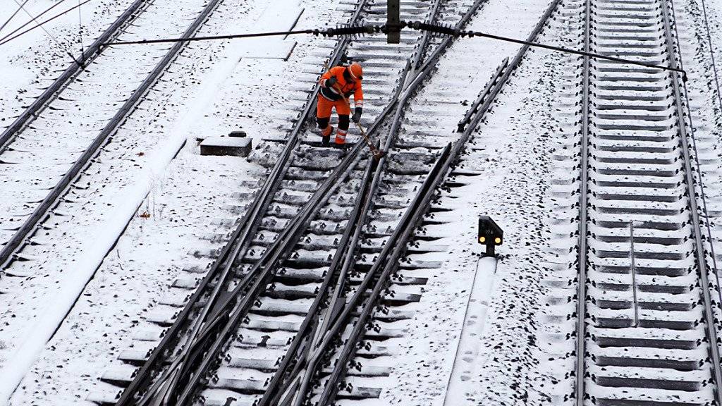 Schnee und Eis sorgten am Wochenende nicht nur auf den Strassen für Probleme. Auch die Bahn und der Flughafen Zürich hatten mit den kalten Temperaturen zu kämpfen.
