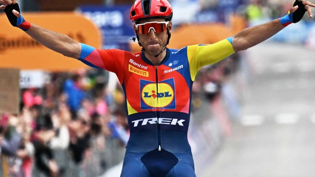 Carlos Verona lässt sich in Asiago als Sieger der 15. Giro-Etappe feiern